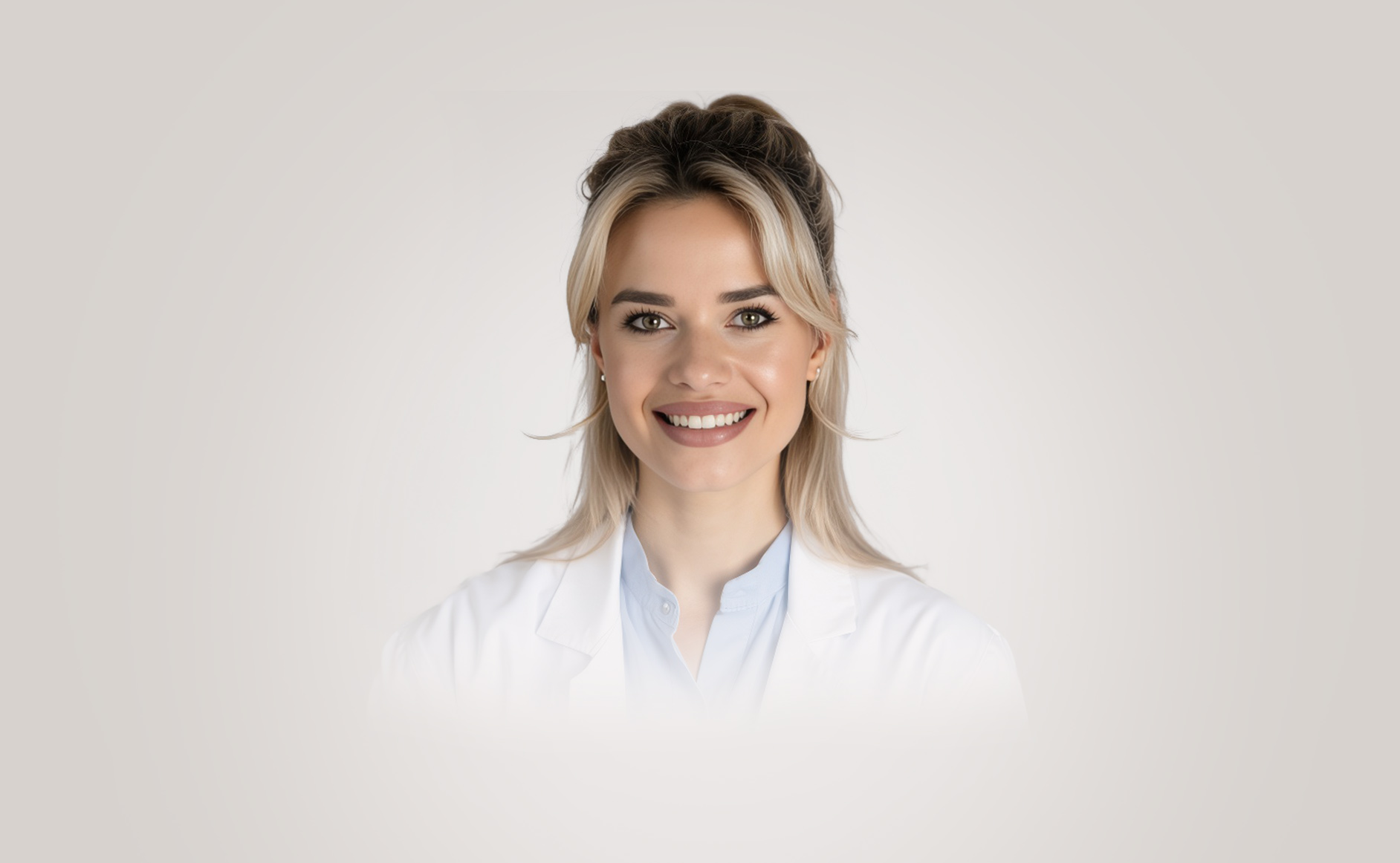 Lächelnde Ärztin in weißem Kittel vor hellem Hintergrund - Internist Frankfurt für Innere Medizin und Hausarztpraxis