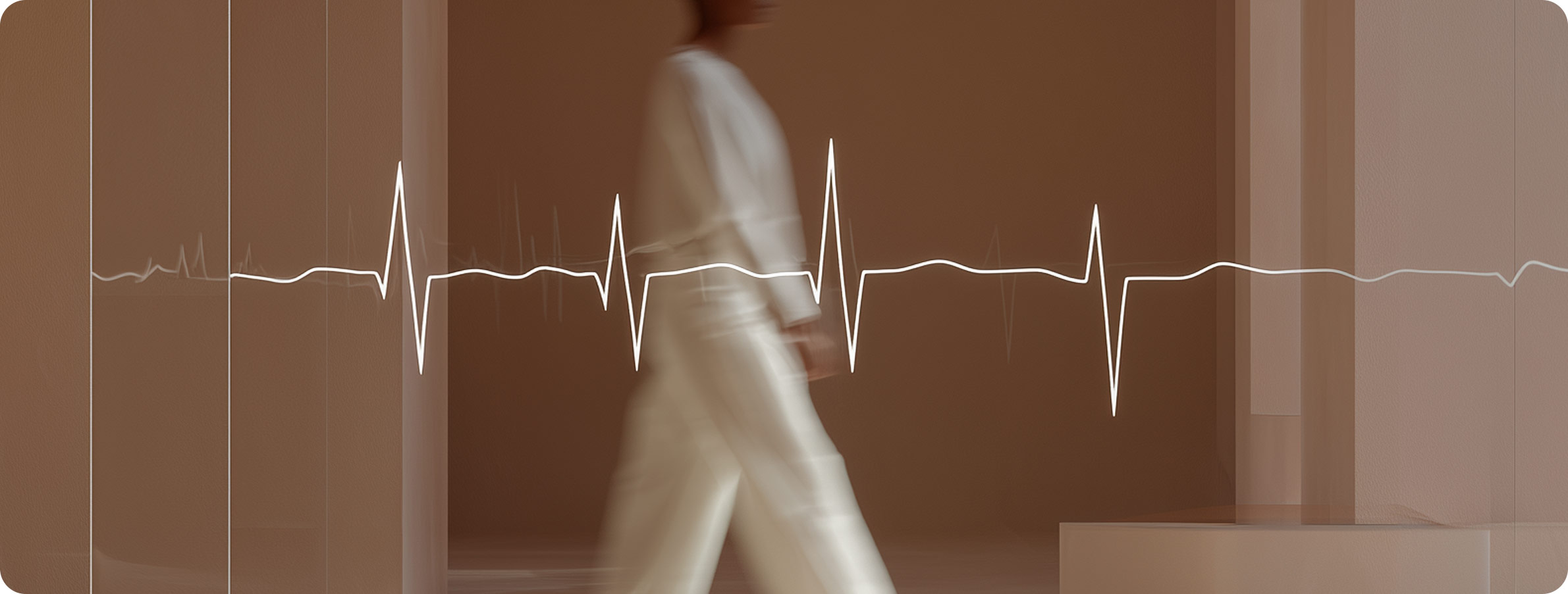 Person in Bewegung vor warmem Hintergrund mit übergelagerter EKG-Kurve, symbolisiert medizinische Betreuung durch Internisten in Frankfurt