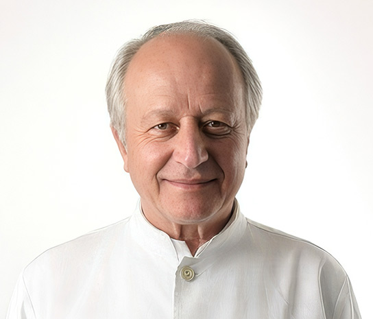 Freundlicher Internist Frankfurt in weißem Arztkittel vor hellem Hintergrund - kompetenter Hausarzt für Innere Medizin